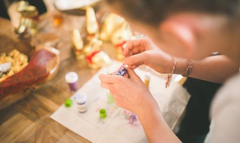 イースターエッグと女性