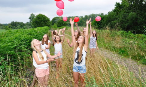 風船を飛ばす少女たち