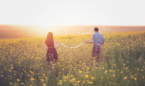 日没を眺めるカップル