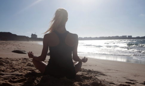 浜辺でヨガをする女性