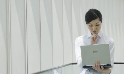 女性とノートパソコン