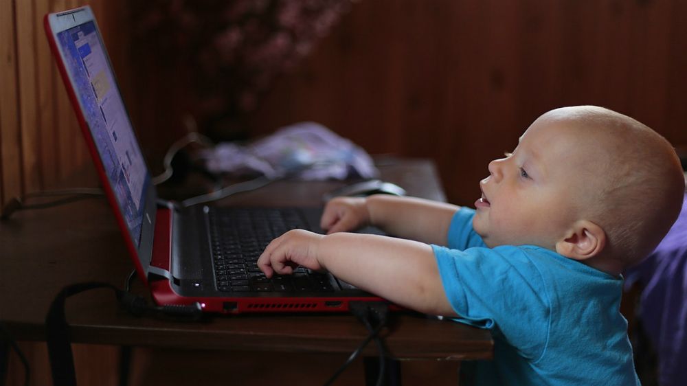 パソコンをさわる赤ちゃん