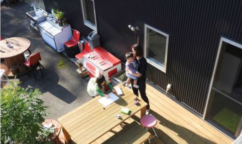 ウッドデッキで過ごす親子