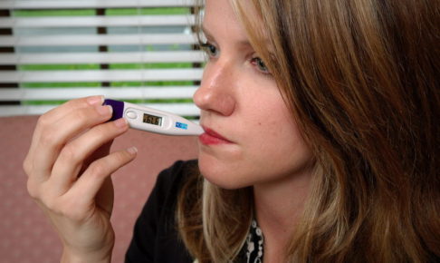 体温を測る女性