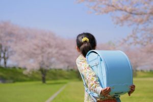 ランドセルを担いだ女の子