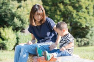 公園で座る親子