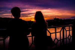 夕陽を眺める男女